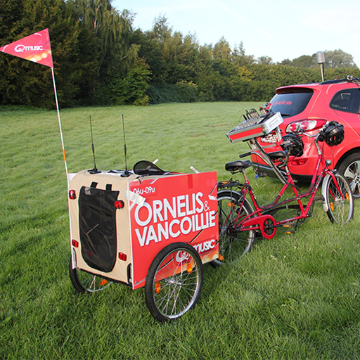 Twee 4G-antennes in een hondenkarretje Twee 4G-antennes in een hondenkarretje